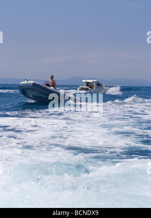 Côtes gonflables Zodiac ou bateau passant Service de Motor Cruiser en Méditerranée près de Cadaques Costa Brava Espagne Banque D'Images