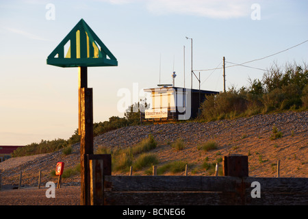 La cabane à côté des puits de surveillance côtière de la mer sur la côte nord du comté de Norfolk Banque D'Images