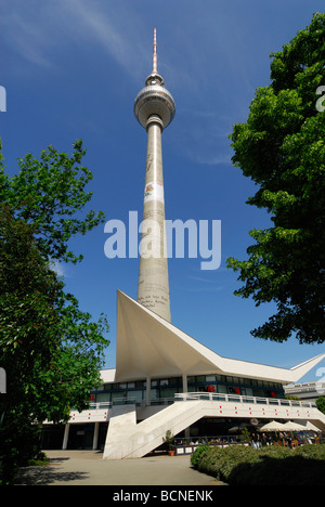 Allemagne Berlin Fernsehturm, la tour de télévision sur l'Alexanderplatz Banque D'Images