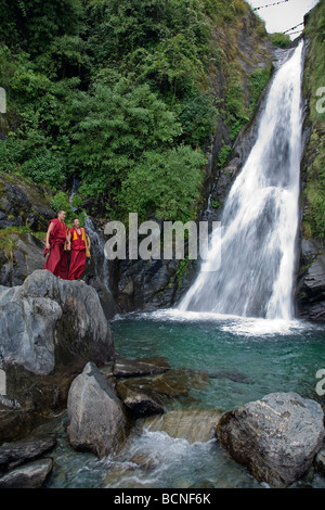 Les moines bouddhistes à l'Bhagsu Nag cascade. Près de McLeod Ganj. Dharamsala. L'Inde Banque D'Images