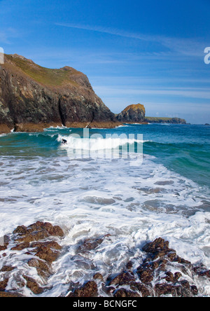 Surfer sur les vagues Kynance Cove le lézard étés ensoleillés jour ciel bleu soleil Cornwall England UK GB Royaume-Uni Grande-Bretagne Banque D'Images