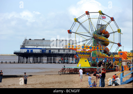 Manèges pour enfants sur la plage cleethorpes Banque D'Images