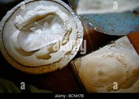 Moule utilisé pour produire la base de l'argile pour rendre la conception du visage de l'opéra de Pékin, Beijing, Chine Banque D'Images