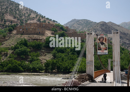 Portrait d'un leader moudjahidine Ahmad Shah Massoud est proéminente sur un pont traversant la rivière Panjshir ; sa tombe est à proximité Banque D'Images