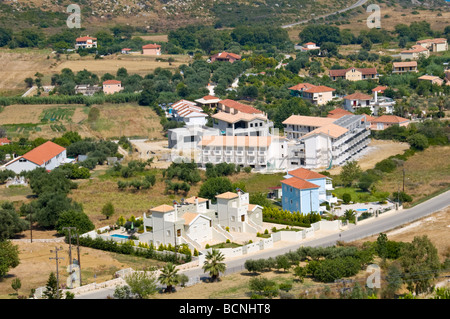 Vue panoramique sur le village de Katelios sur l'île grecque de Céphalonie, Grèce GR nouveaux hôtels et appartements en construction Banque D'Images