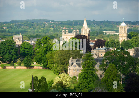 L'horizon bien connu d'Oxford avec dreaming spires et les résidences d'étudiants,le célèbre Radcliffe Camera partie de Bibliothèque Bodlean Banque D'Images