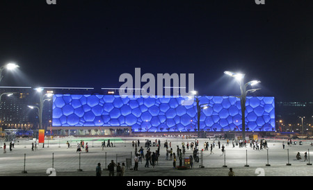 Les amateurs de l'événement à l'extérieur du cube d'eau la nuit, Beijing, Chine Banque D'Images