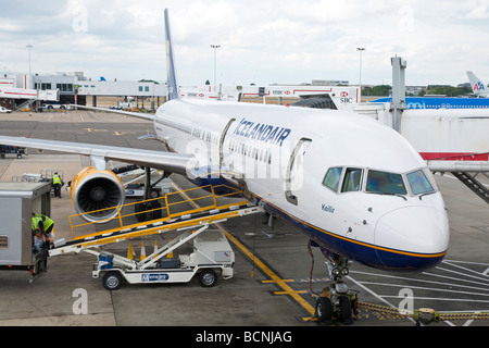 Un Boeing 757 d'Icelandair 200 d'être chargé de bagages et de fret à l'aéroport d'Heathrow 2009 Banque D'Images