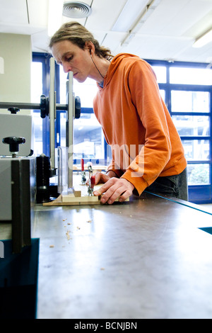 Pour le menuisier de formation à l'école de maîtres artisans à la Chambre de commerce de fraiseuse Banque D'Images