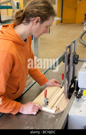 Pour le menuisier de formation à l'école de maîtres artisans à la Chambre de commerce de fraiseuse Banque D'Images