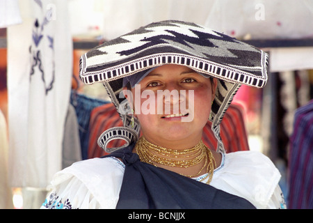 Rue Portriat d'une femme indienne indigène en robe locale avec laine tissée headaddress, marché d'Otavalu, Equateur Banque D'Images