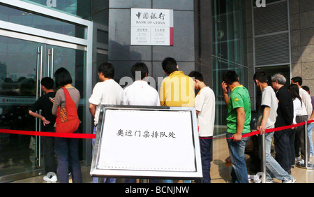 Les gens faire la queue pour acheter des billets pour les Jeux Olympiques de 2008 à Beijing, Beijing, Chine Banque D'Images