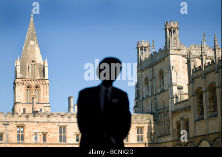 Un portier monte la garde à l'université de Christchurch à Oxford dans le cadre de l'Université d'Oxford. La cathédrale spire derrière et hall à droite Banque D'Images