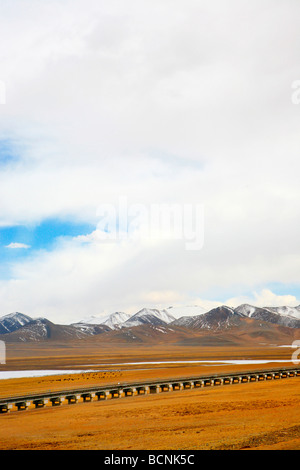 Les voies de chemin de fer de la ligne Qinghai-Tibet, dans la région autonome du Tibet, Chine Banque D'Images