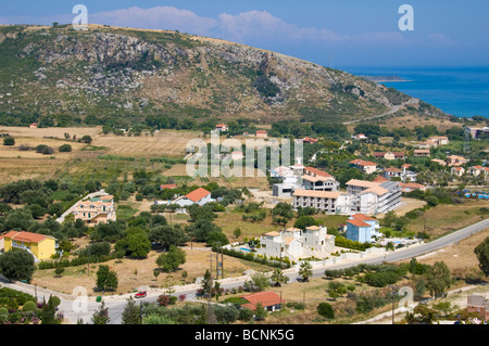 Vue panoramique sur le village de Katelios sur l'île grecque de Céphalonie, Grèce GR nouveaux hôtels et appartements en construction Banque D'Images