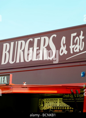 Aliments gras : Partie d'un signe indique 'van burger burgers et en matière grasse" à un événement d'été au Royaume-Uni. Photo Jim Holden. Banque D'Images