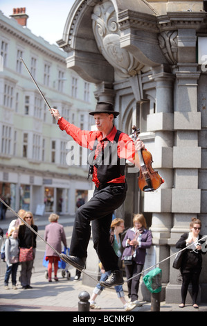 Funambule l'exécution à des personnes dans la rue au cours de Brighton Festival 2009. Photo par Jim Holden. Banque D'Images