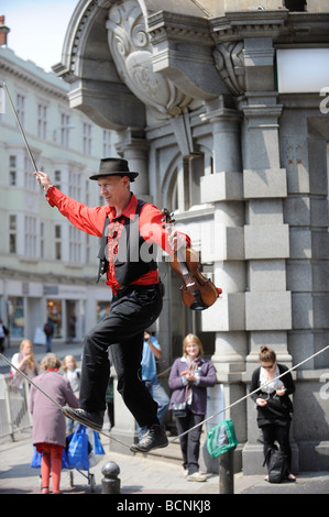 Funambule l'exécution à des personnes dans la rue au cours de Brighton Festival 2009. Photo par Jim Holden. Banque D'Images