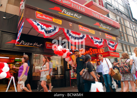 Un café et beignes Tim Hortons est la chaîne vu le jour de l'ouverture à New York Banque D'Images