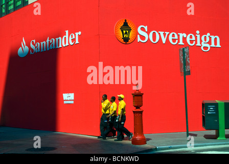 Une branche d'un Banco Santander anciennement Sovereign Bank en construction dans le centre de Manhattan à New York Banque D'Images