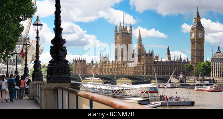 Vue sur les Maisons du Parlement et Big Ben de l'autre côté de la Tamise à proximité du London Eye. Banque D'Images