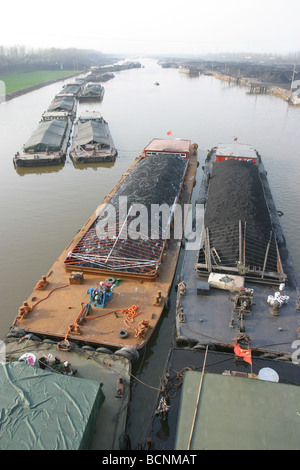 Des navires remplis de charbon qui s'écoule dans le Grand Canal, Hangzhou, Province de Zhejiang, Chine Banque D'Images