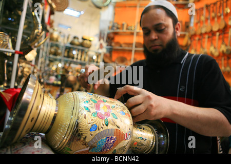 Un polissage artisan ouïghour vase d'ornement, la région autonome ouïghoure du Xinjiang, Chine Banque D'Images