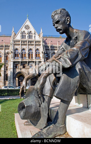Statue du poète Jozsef Attila à côté du bâtiment du parlement hongrois à Budapest Banque D'Images