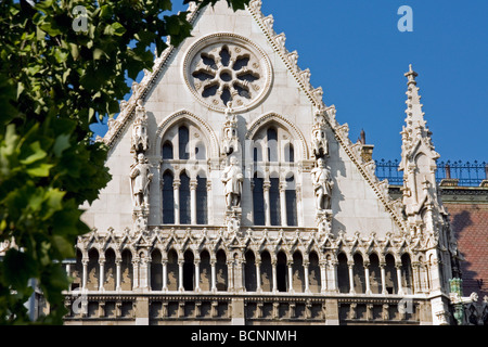 Bâtiment du Parlement hongrois de Budapest dans un style architectural néo-gothique à côté du Danube à Pest Banque D'Images