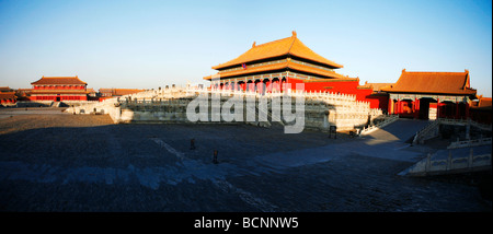 Vue de salle de l'Harmonie Suprême et le pavillon de glorifier la droiture, la Cité Interdite, Pékin, Chine Banque D'Images