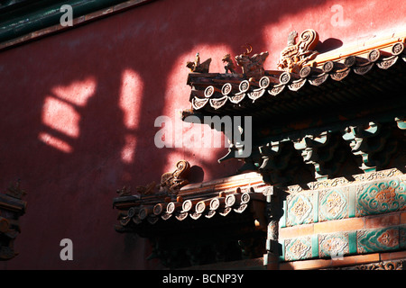 Détails de décoration de porte de l'obéissance et la chasteté, la Cité Interdite, Pékin, Chine Banque D'Images