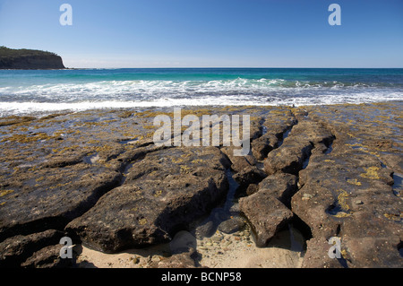 La plage de galets de la plate-forme Murramarang Rock National Park Le sud de la Nouvelle-Galles du Sud Australie Banque D'Images