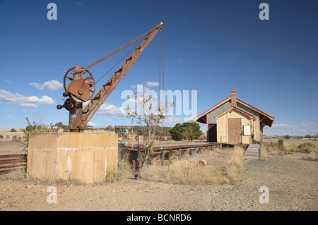 Ancienne Grue et hangar de marchandises par chemin de fer Bungendore le sud de la Nouvelle-Galles du Sud Australie Banque D'Images