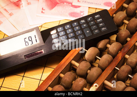 Chinois traditionnel et abacus calculatrice calculatrice moderne avec cent projets RMB chinois Banque D'Images