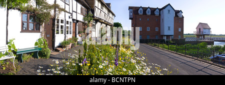 Cottages à colombages à St Davids Road et Abbey Mill à côté de la rivière Avon, Gloucester, Gloucestershire Banque D'Images