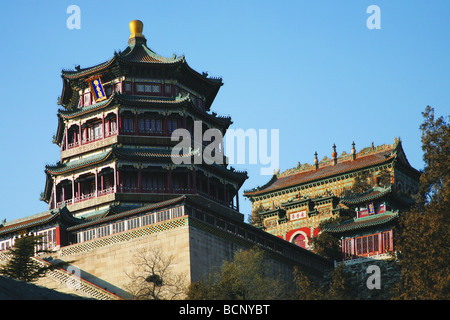 Fermer la vue de la tour de l'Encens bouddhiste et la mer de la sagesse de la Summer Palace, Beijing, Chine Banque D'Images