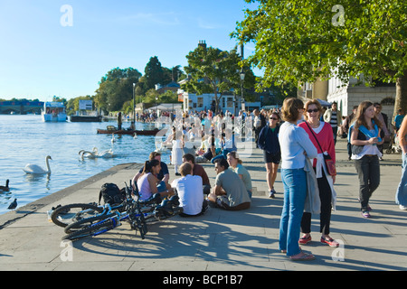 Le week-end de détente à la foule et profiter du soleil d'été sur la rivière Richmond, Richmond upon Thames, Surrey, Angleterre Banque D'Images
