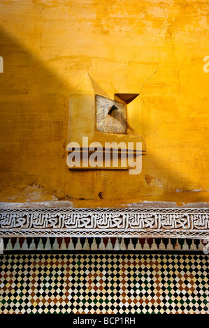 Murs jaune vif dans le tombeau de Moulay Ismail, Meknès, Maroc Banque D'Images