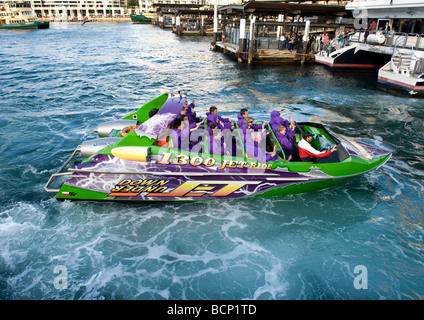 Vue d'un groupe de touristes profitant de l'expérience d'entraînement rapide dans un bateau de croisière dans la mer dans le célèbre port de Sydney. Banque D'Images
