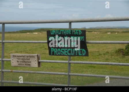 Sur la porte du Pays de Galles Pembrokeshire Coastal Path disant chasseurs tireurs ou non autorisée sera poursuivie Banque D'Images