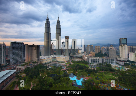 Les Tours Petronas et de la skyline at Dusk de Kuala Lumpur, Malaisie Banque D'Images