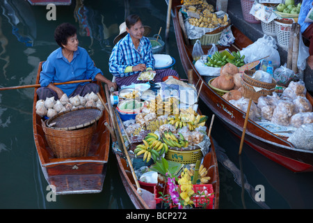 Le marché flottant de Damnoen Saduak, nr Bangkok, Thaïlande Banque D'Images