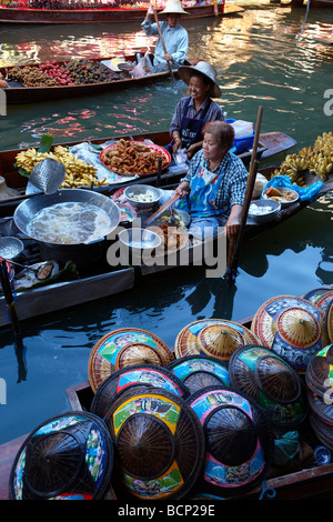 Le marché flottant de Damnoen Saduak, nr Bangkok, Thaïlande Banque D'Images
