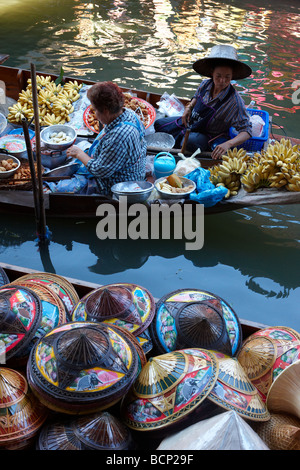 Le marché flottant de Damnoen Saduak, nr Bangkok, Thaïlande Banque D'Images