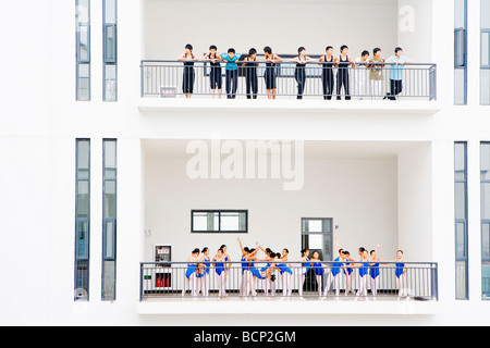 Les jeunes garçons et filles debout dans le balcon d'un ballet school, Hefei, Anhui Province, China Banque D'Images