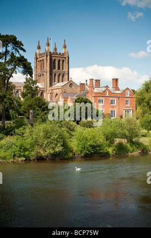 La Cathédrale de Hereford sur les rives de la rivière Wye ville Hereford Herefordshire Angleterre UK Banque D'Images