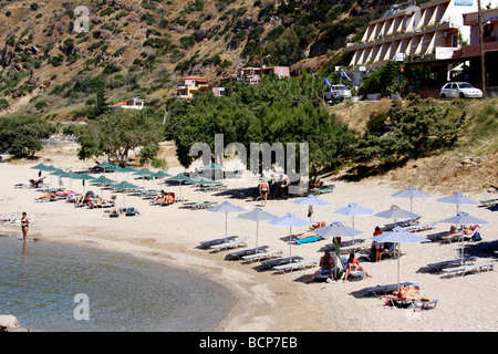 L'UNE DES PLAGES PITTORESQUES À PLAKIAS UN PETIT VILLAGE DE PÊCHEURS SUR L'île grecque de Crète. Banque D'Images