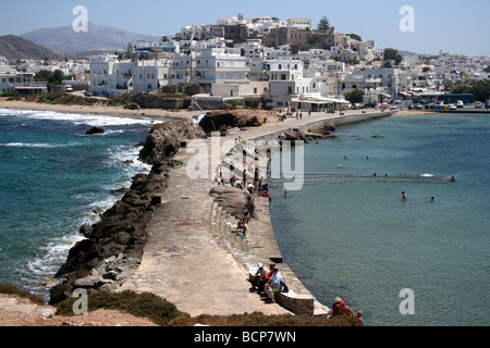 Vue sur le port de Naxos Hora ville Grèce Juillet 2009. Banque D'Images