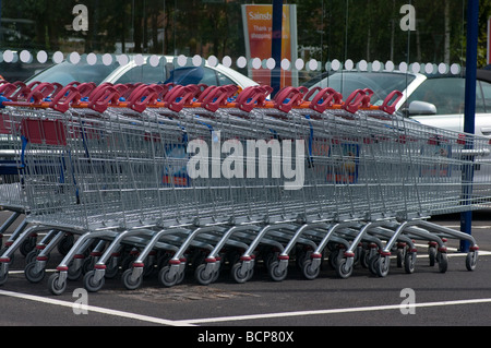 Chariots de supermarché Sainsburys Banque D'Images