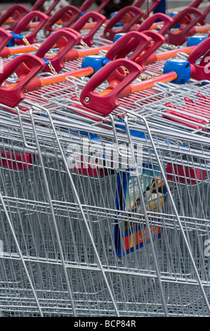 Chariots de supermarché Banque D'Images
